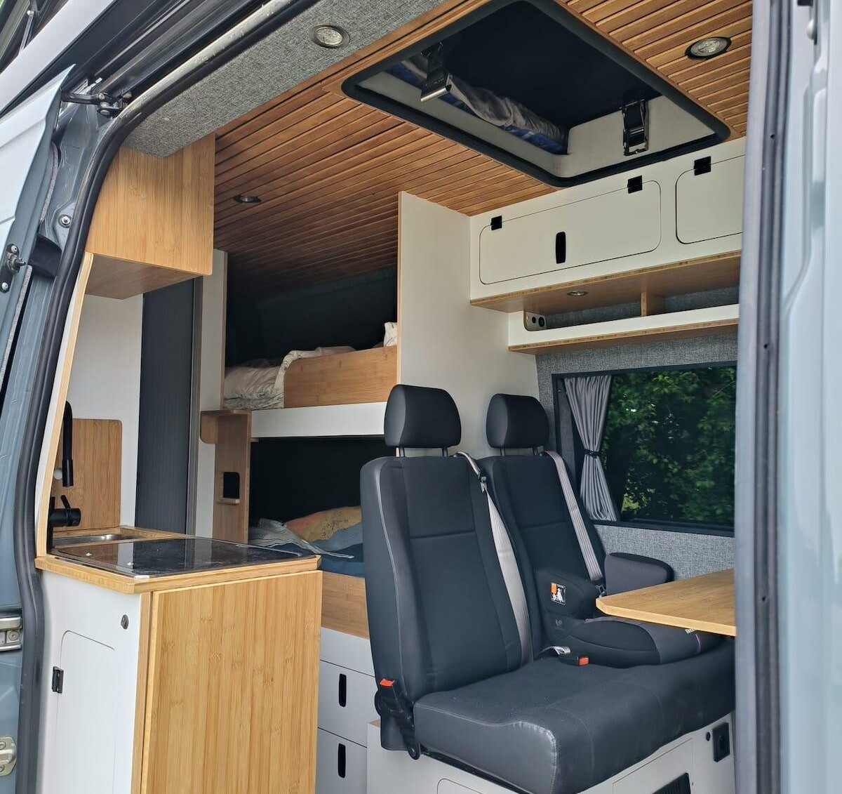 Les éléments de mobilier en bambou - table et plan de travail notamment - ainsi que l'habillage en claire-voie du plafond confère à cet intérieur un design très contemporain.