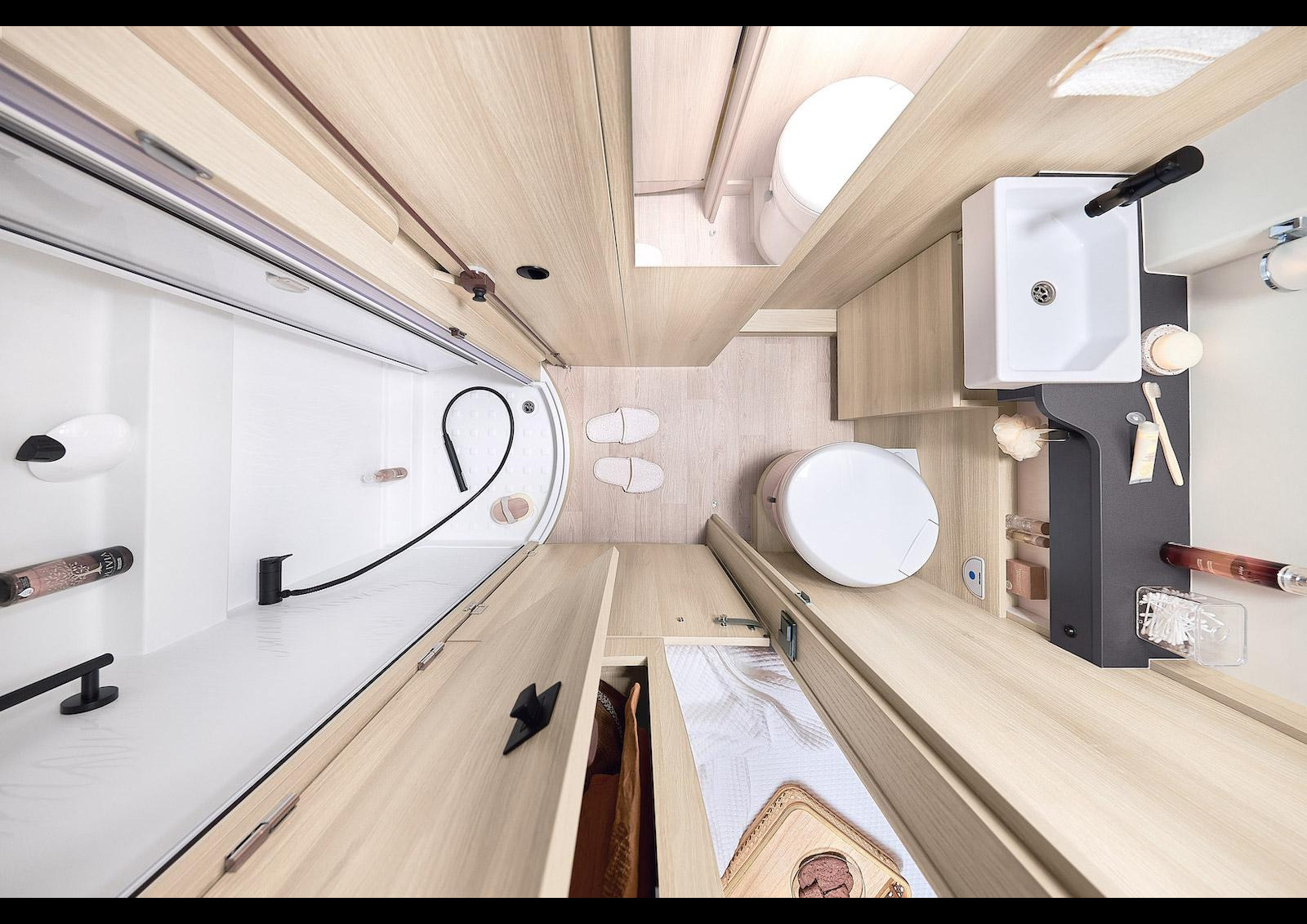 CAMPÉRÊVE Magellan 643 Édition "45 Ans" - Deux portes sur chaque face permettent d’accéder à la penderie Modul’Space, qu’elle soit positionnée dans la douche ou au-dessus du lit.