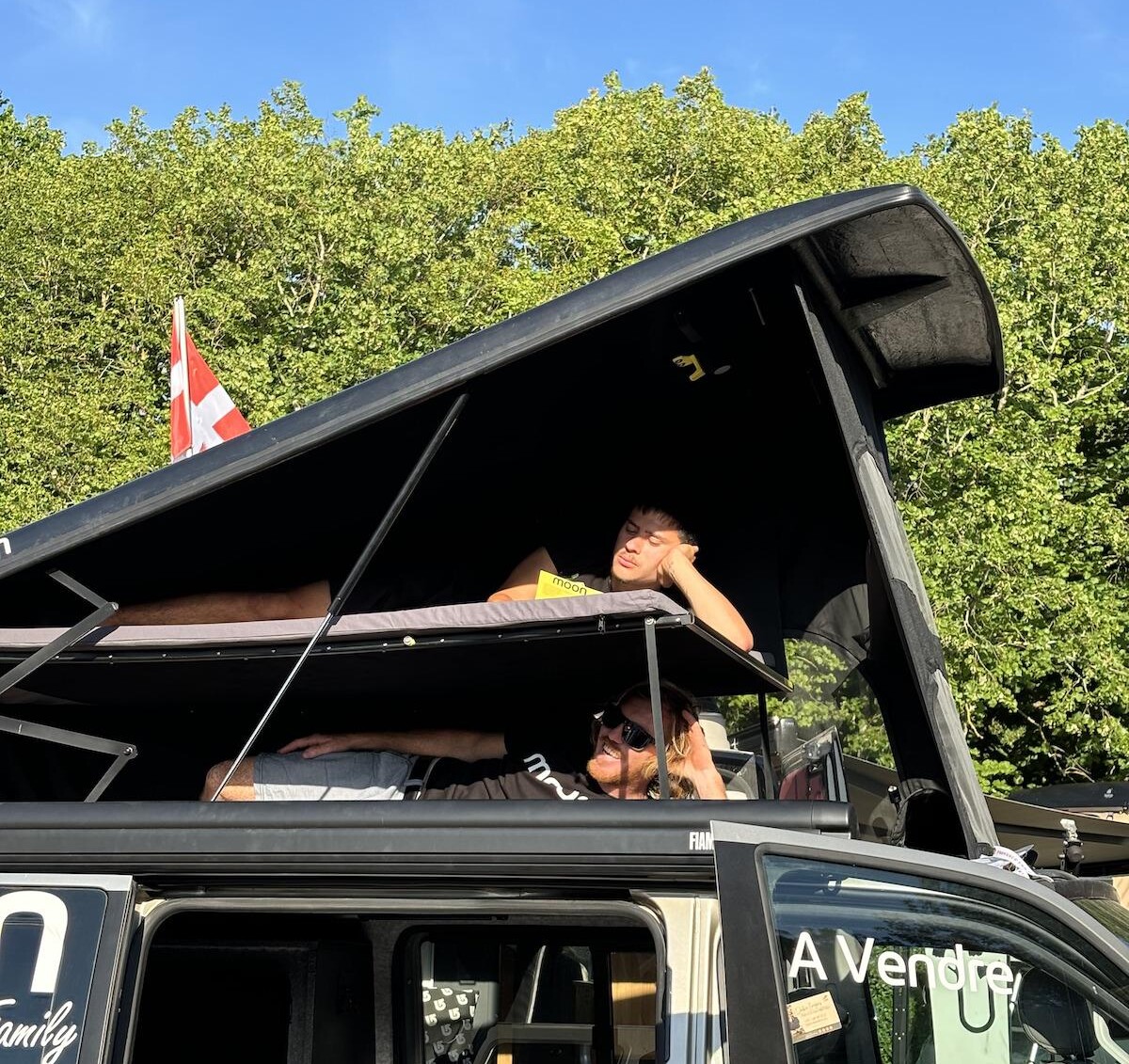 Précisons que sur ce modèle de démonstration, le toit s'équipe d'une toile ouverte en partie droite afin de bien montrer le système de l'extérieur.