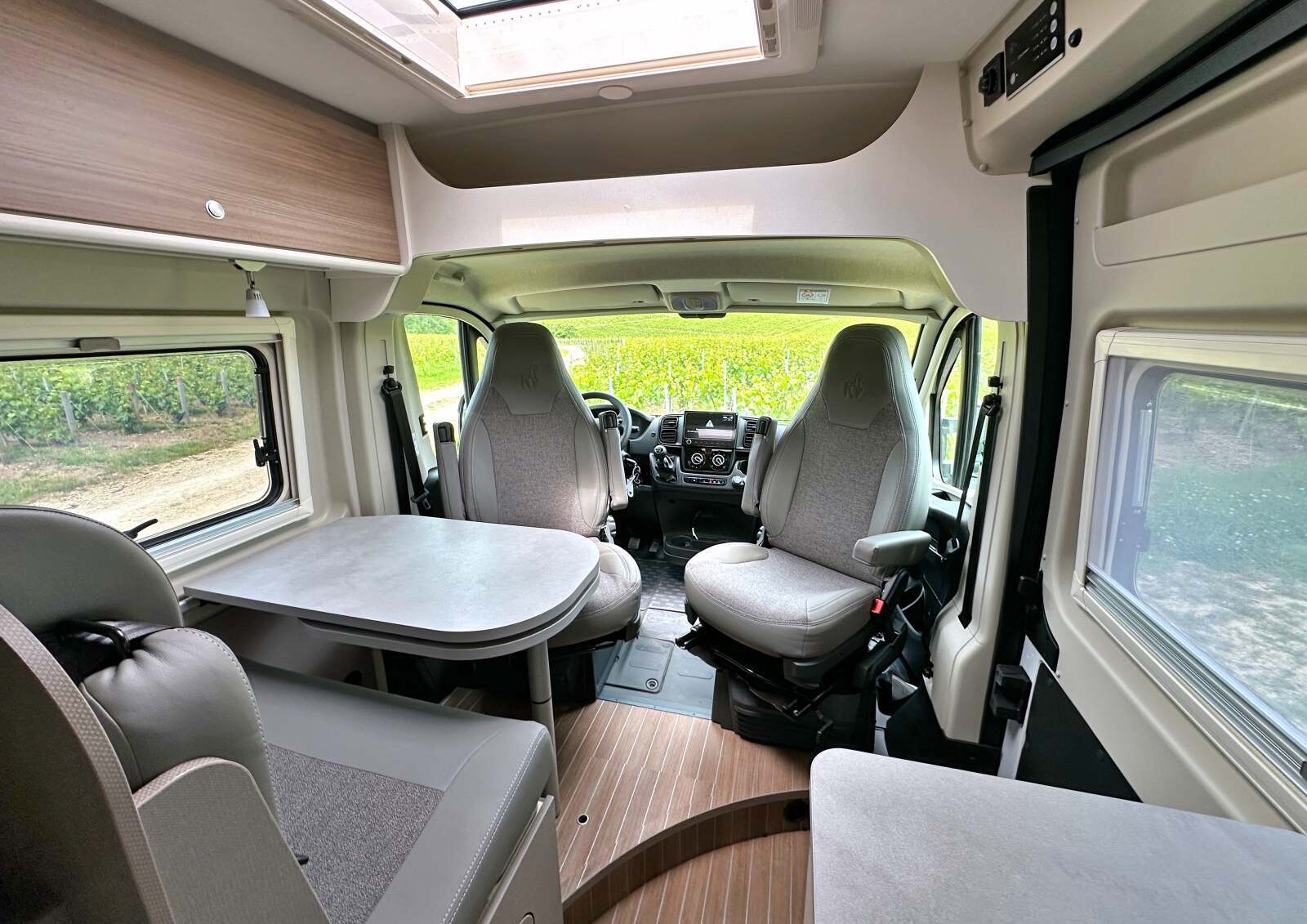 La dinette dispose d'une table amovible avec extension. Etrusco opte pour une cabine avec rangement de pavillon.