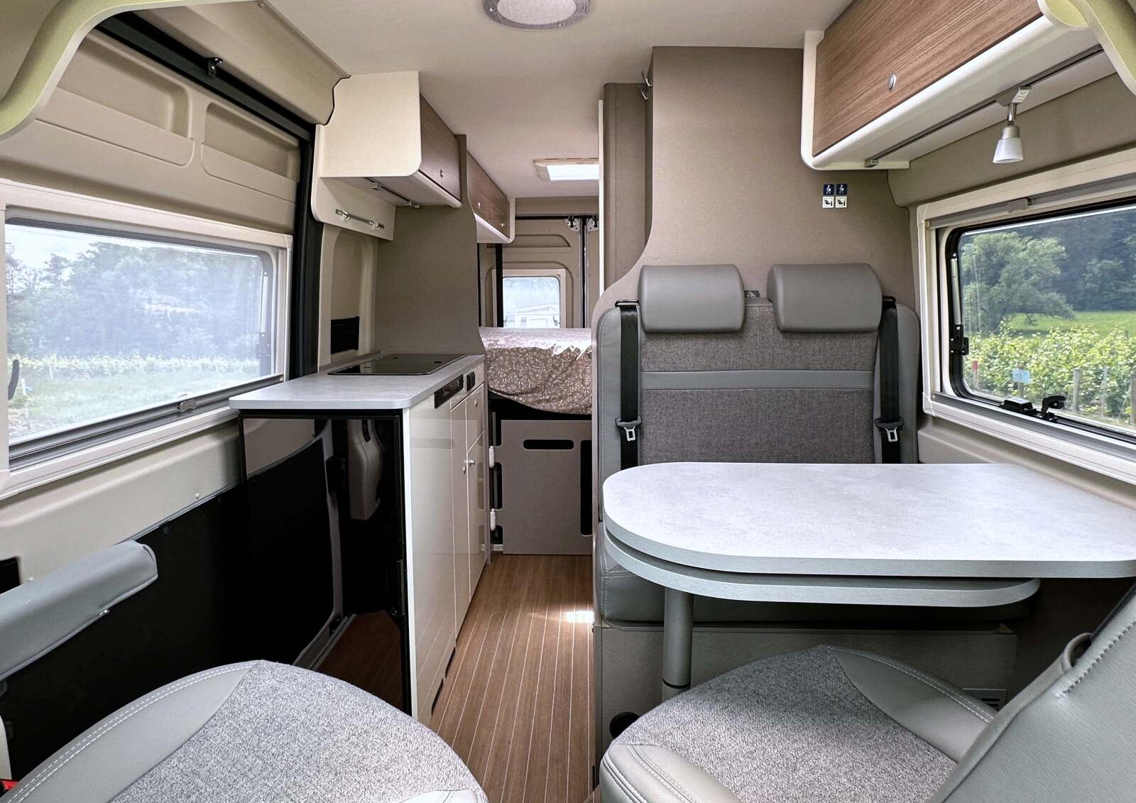 Outre le grand lit arrière réglable en hauteur, l'avant du CV 640 PB recèle un aménagement classique.