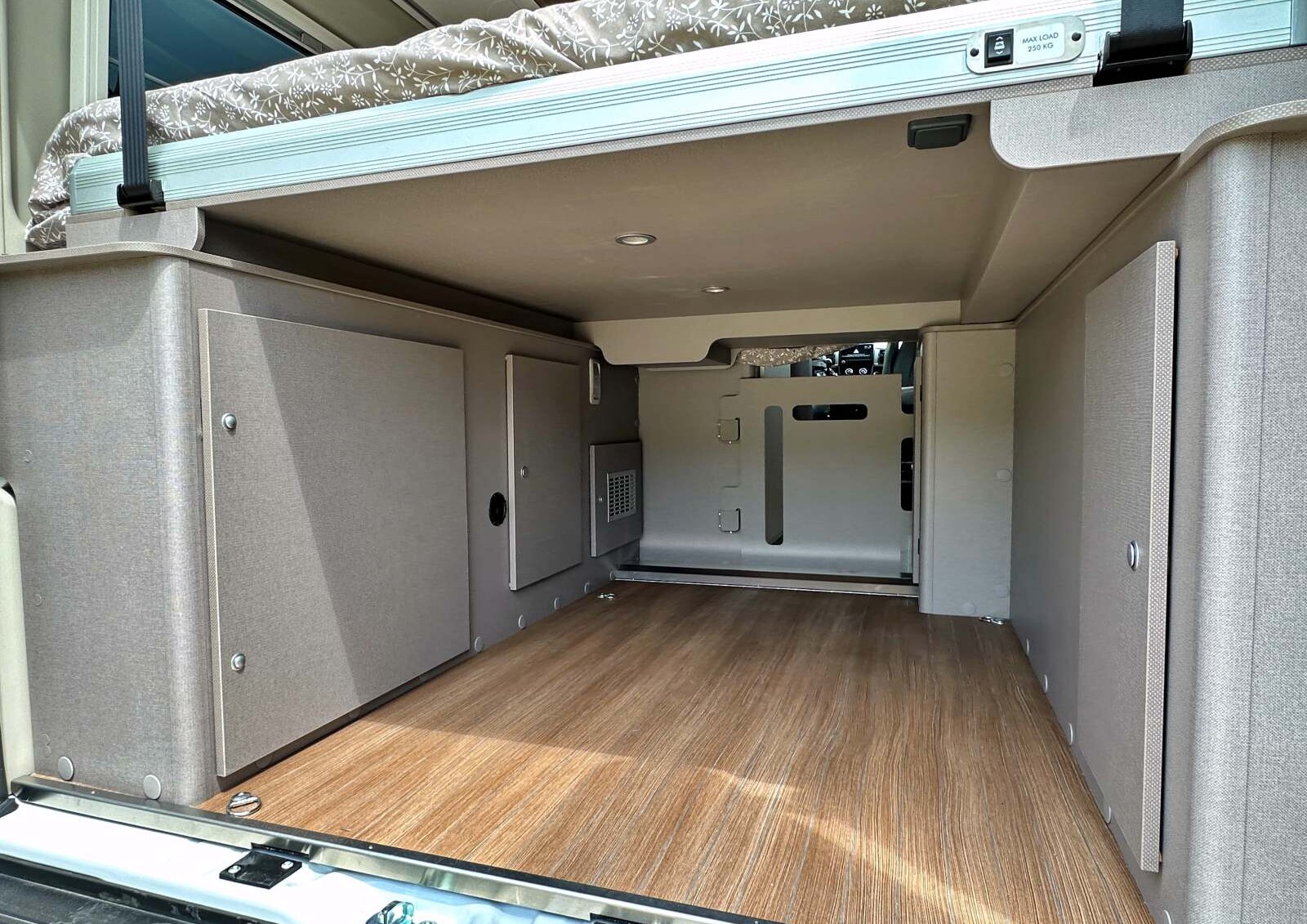 Avec une soute déjà très volumineuse le lit abaissé, et jusqu'à 2.365 L le lit remonté !