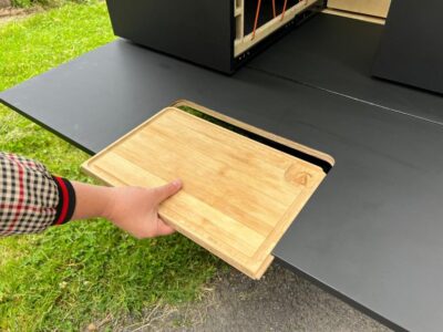 Une astucieuse planche à découper amovible