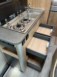 Cinq tiroirs robustes dans la cuisine.