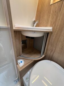 Rangement sous vasque. Sa position dans l'angle ne facilite pas l'utilisation au quotidien.