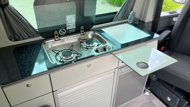 Le couvercle fermant l'évier sert aussi de tablette.