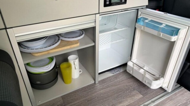 Le compresseur déporte facilite l'intégration du réfrigérateur électrique de 40 L.