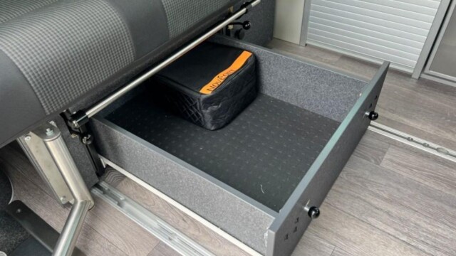 Grand tiroir sous banquette (69 x 50 cm). Vous pouvez l'enlever pour glisser une planche de surf, par exemple.