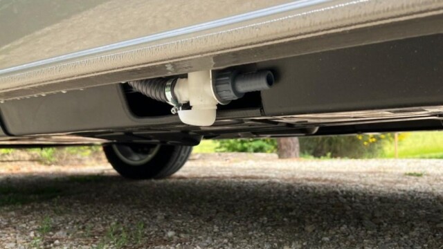 Sortie des eaux usées, non orientable. Le réservoir se trouve à l'intérieur du véhicule, contrairement à beaucoup de modèles.