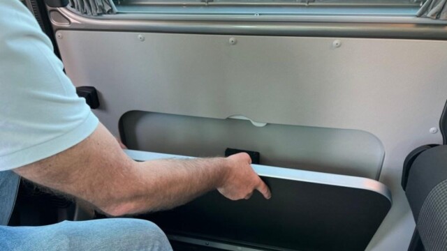 La table se range dans le panneau intérieur de la porte coulissante.