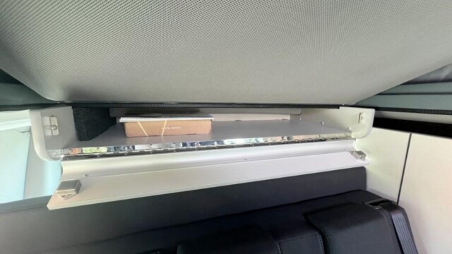 Une plateforme de rangement, pas très haute (10 cm), mais suffisamment profonde (39 cm).