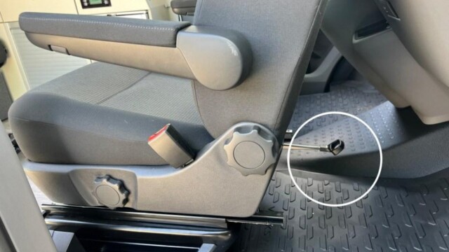 La rotation des sièges exige de la dextérité. La manette d'avance / recul ne suit pas le mouvement...