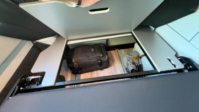 Très pratique, cette trappe donne accès au coffre une fois le lit bas en place.