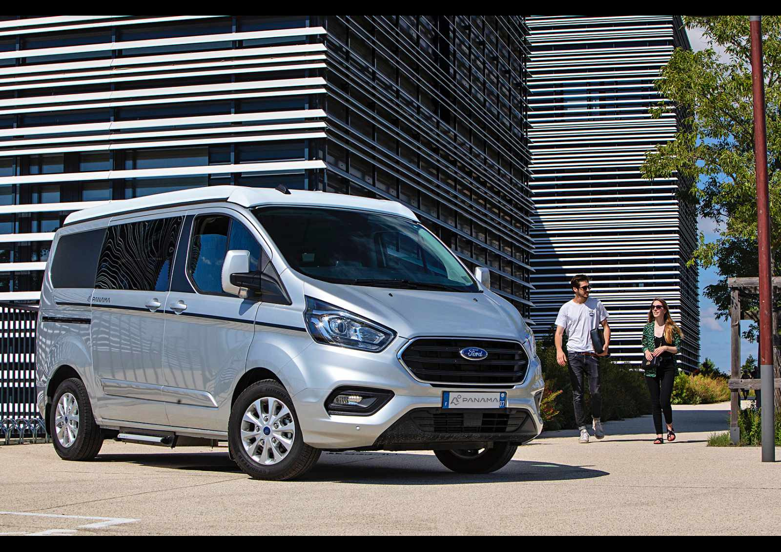 Les modèles P10 et P10+ offrent 5 places nuit et 4 couchages (banquette convertible + lit de mezzanine dans le toit relevable).