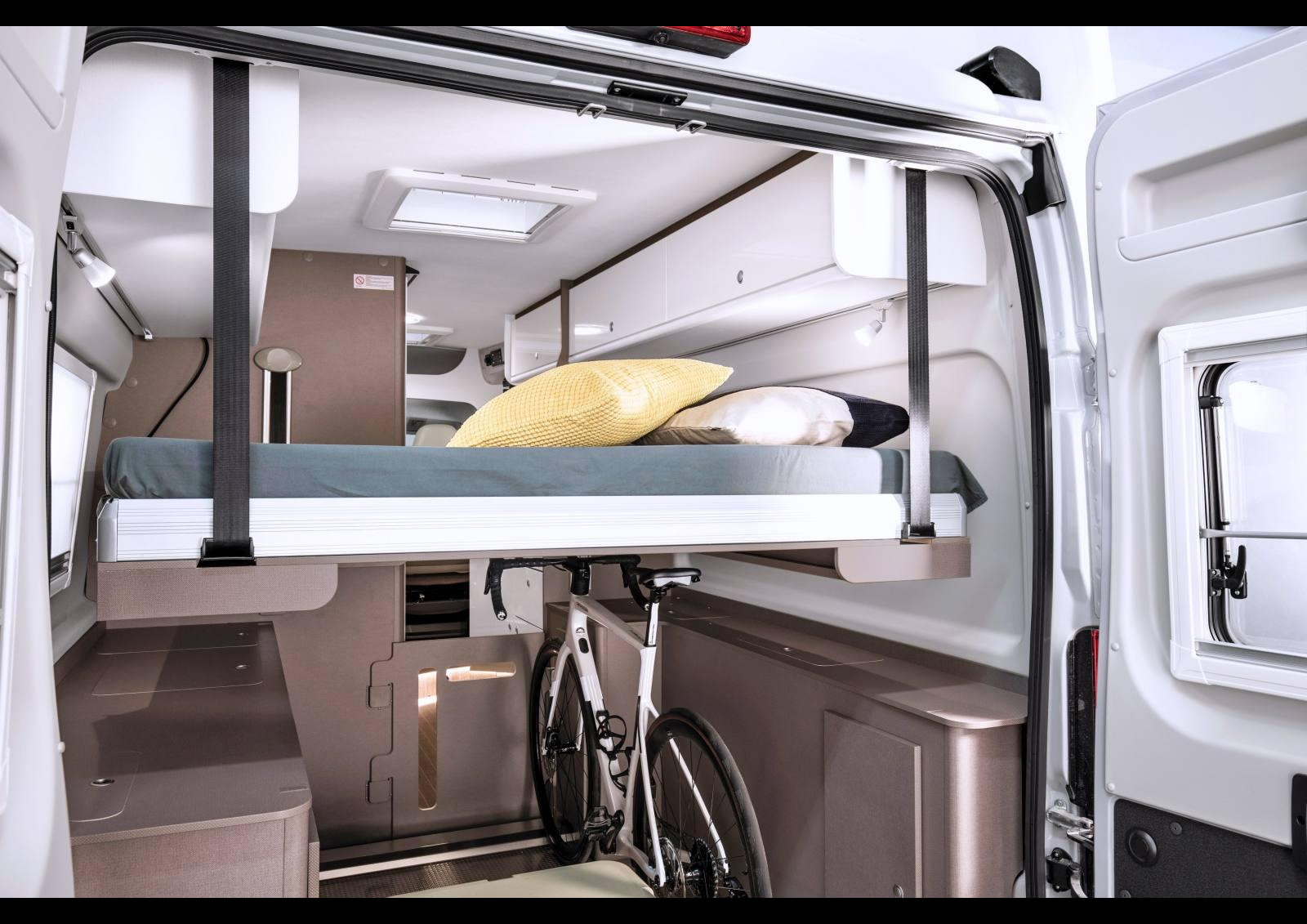 Vélo dans la soute et couchage au dessus cohabitent parfaitement.