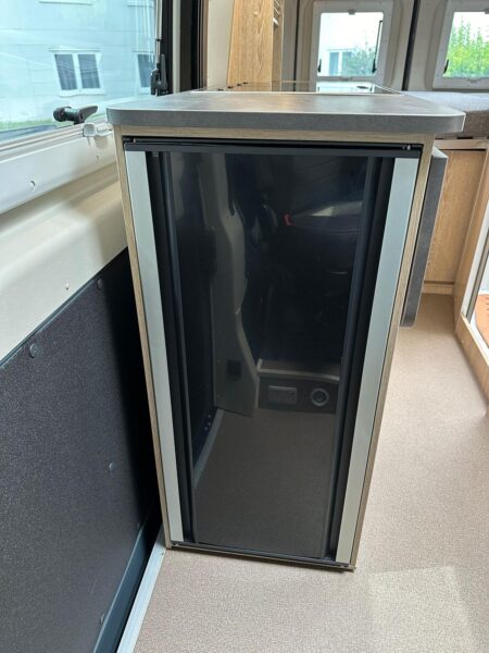 Placé au bout du meuble de cuisine, le réfrigérateur peut s'ouvrir des deux côtés. Son contenu est accessible aussi bien depuis l'intérieur que depuis l'extérieur. réfrigérateur fourgon Pössl Summit 600 B Plus