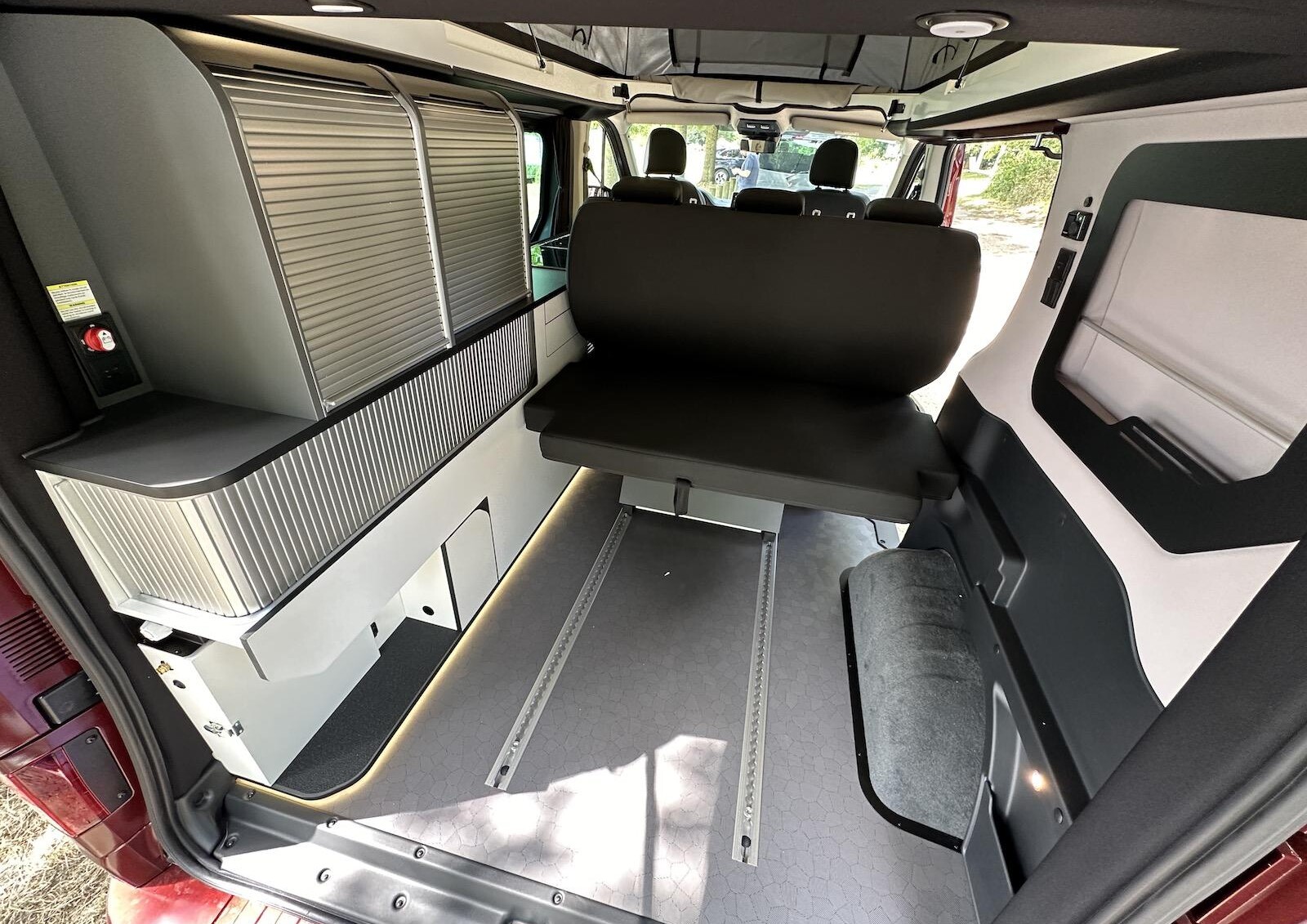 HANROAD Trek 5+ - La nouvelle banquette coulisse davantage vers l'avant du véhicule que la précédente. Ce qui permet de maximiser la zone de chargement arrière.