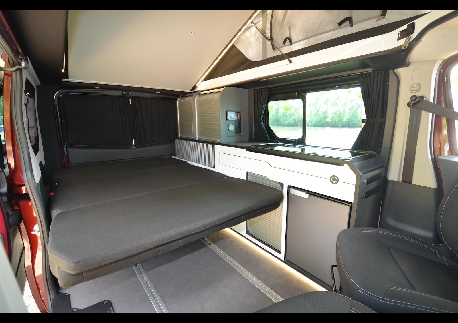 HANROAD Trek 5+ - L'accès au frigo est préservé même avec la banquette transformée en couchage.