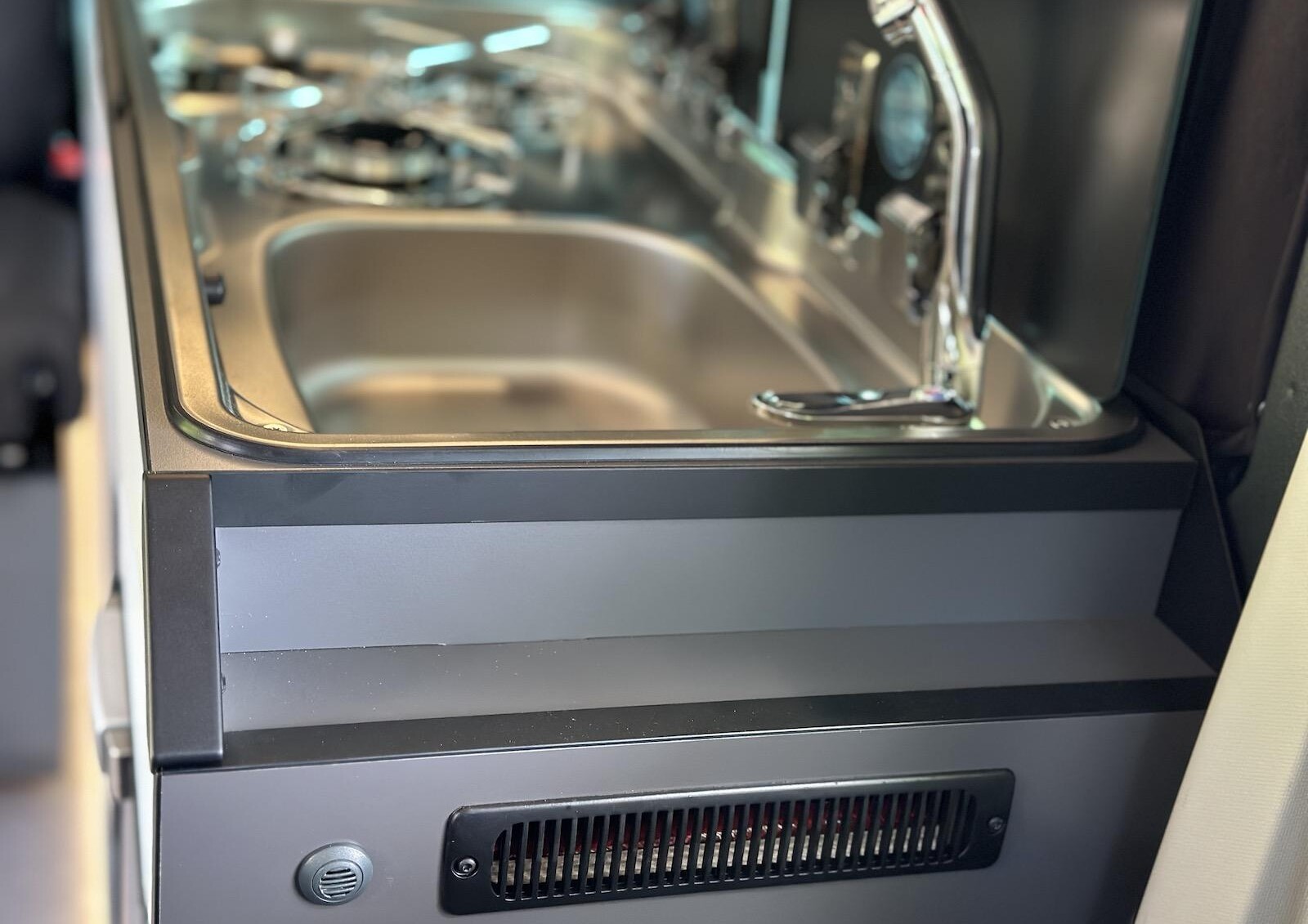 Une découpe sur le flanc du meuble cuisine, derrière le siège conducteur, sert désormais de point d’appui pour accéder au lit de toit.