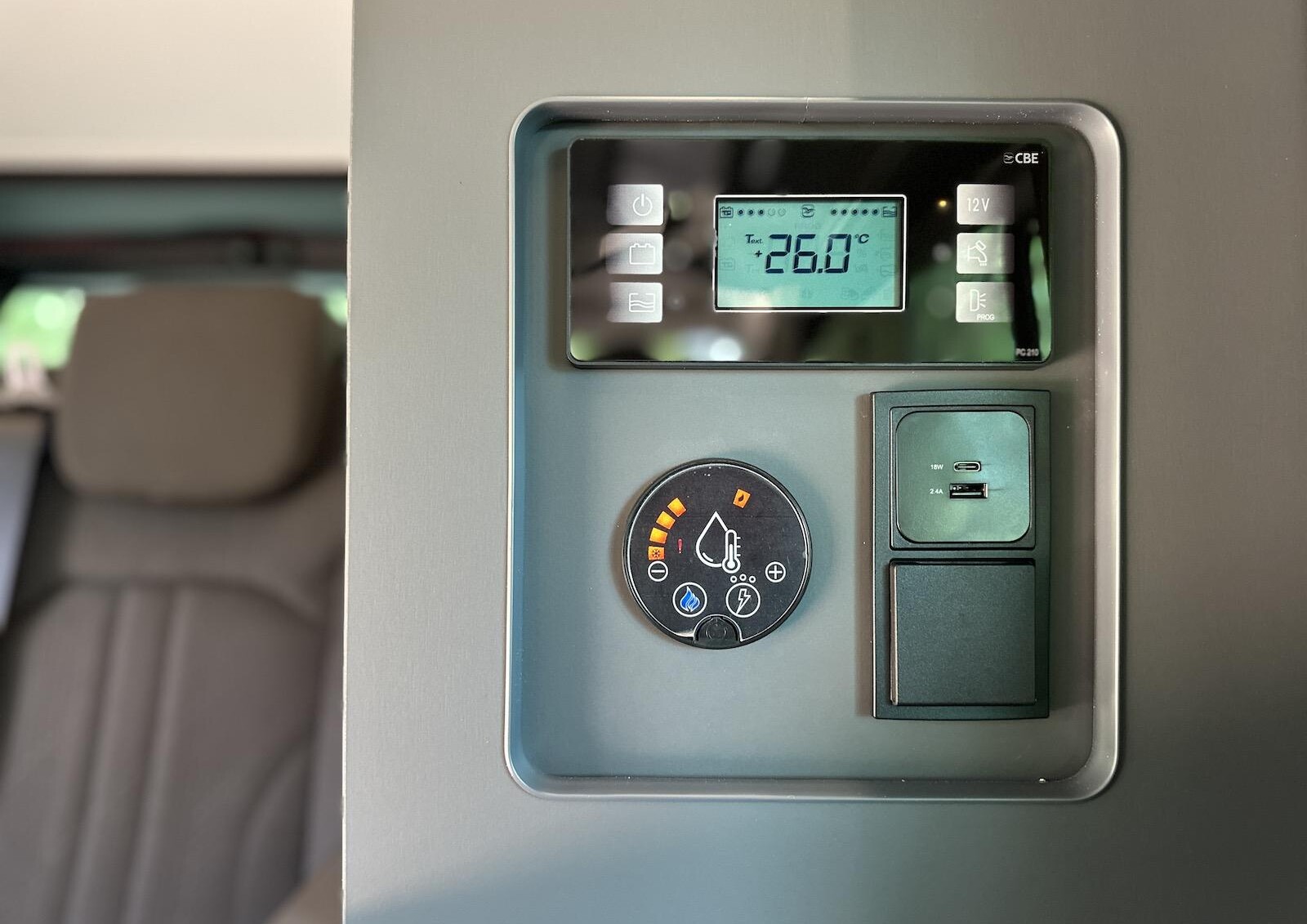 Auparavant positionnée sur la façade du meuble cuisine, l’interface de commande des fonctions camping migre dans une niche en partie haute du meuble. On aperçoit ici le boitier de contrôle du système d'eau chaude (option).