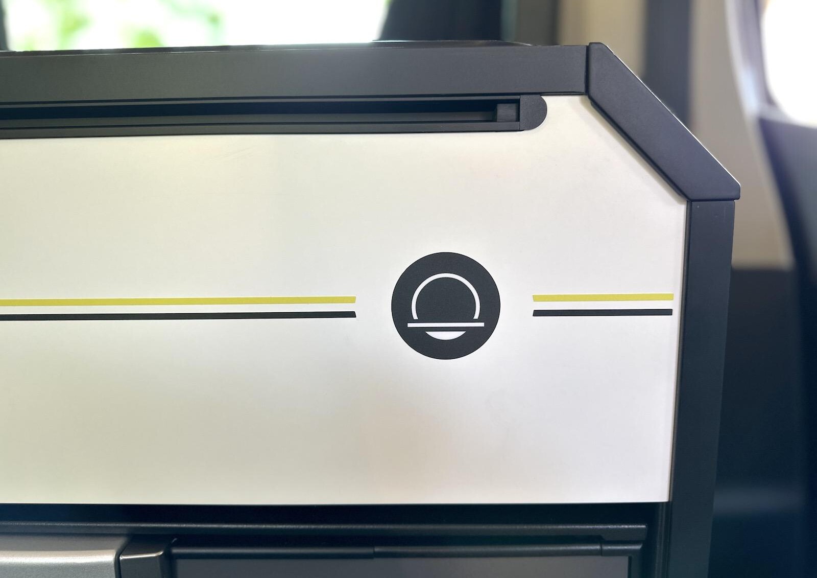 Un rail pour stabiliser la table apparaît en haut de la façade du meuble cuisine.