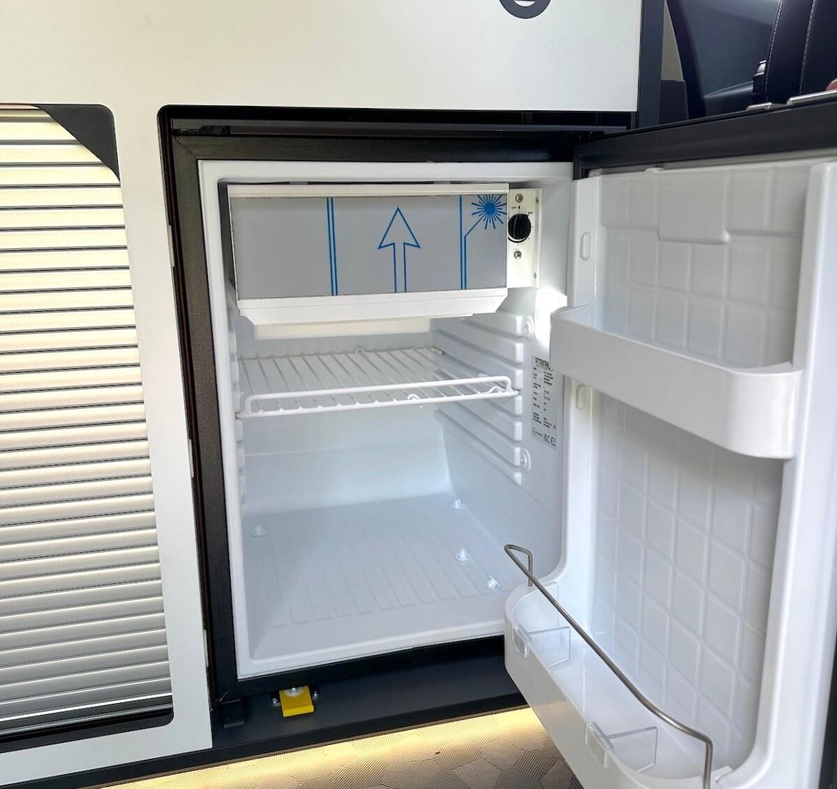 L’ancien réfrigérateur de 49 L est remplacé par un modèle Vitrifrigo de 51 L, dont la consommation électrique est annoncée en baisse de 20%.