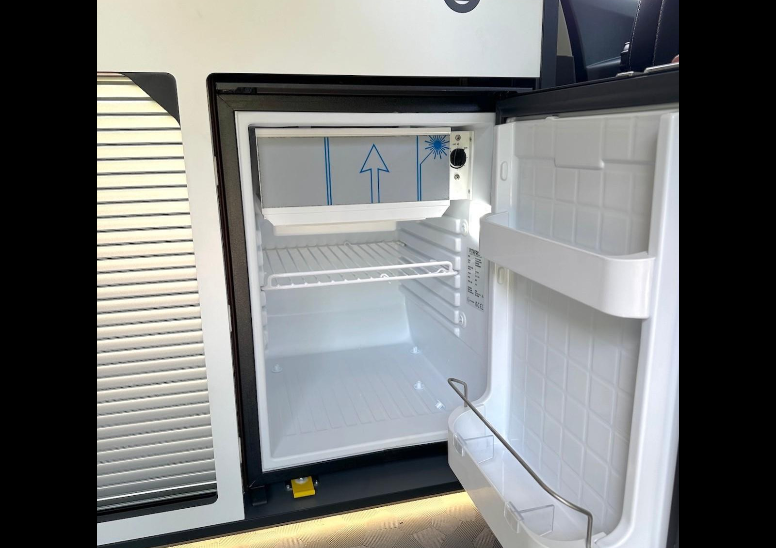 L’ancien réfrigérateur de 49 L est remplacé par un modèle Vitrifrigo de 51 L, dont la consommation électrique est annoncée en baisse de 20%.