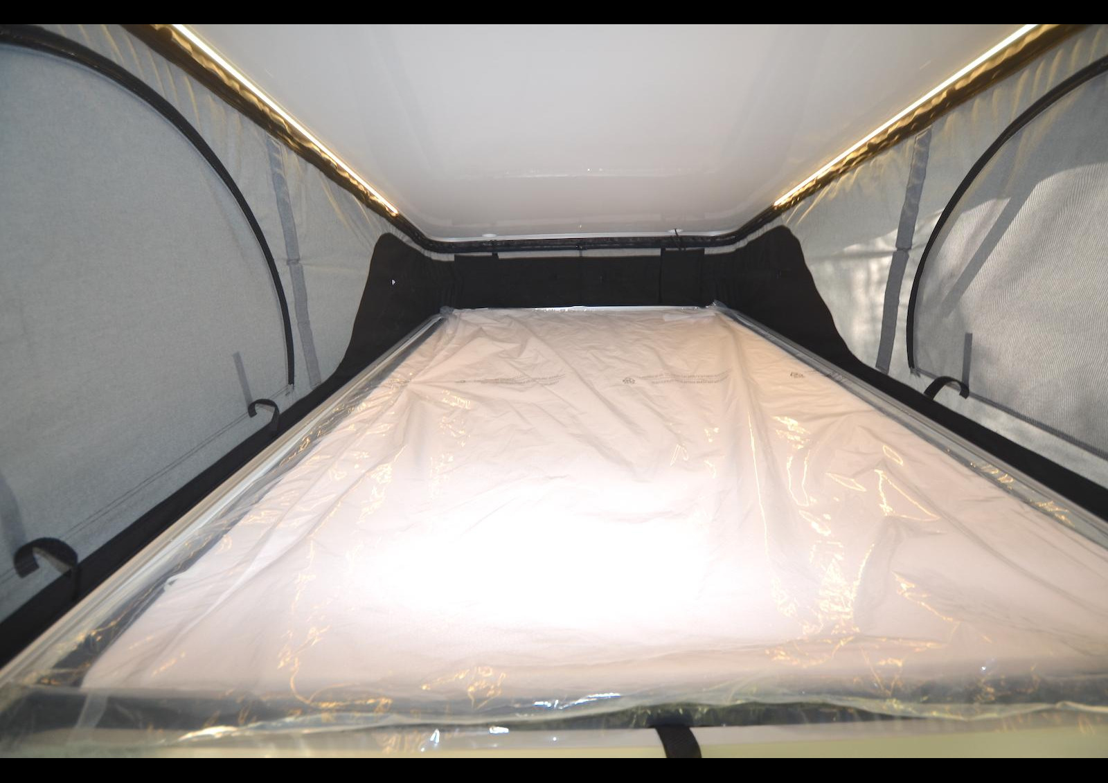 Le toit relevable s’équipe d’une nouvelle toile étanche plus respirante, garantissant une ventilation optimale et une protection efficace contre les intempéries. Son lit a aussi été allégé de 4 kg.