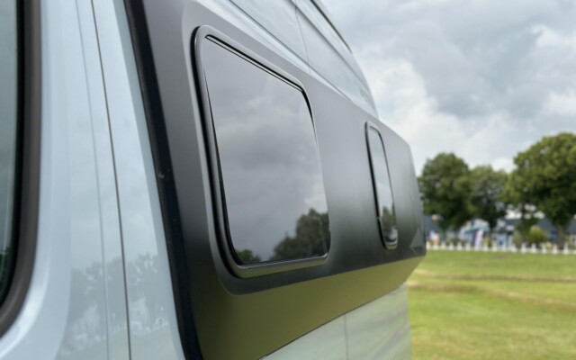 La très large extension côté gauche s'équipe de deux baies teintées.