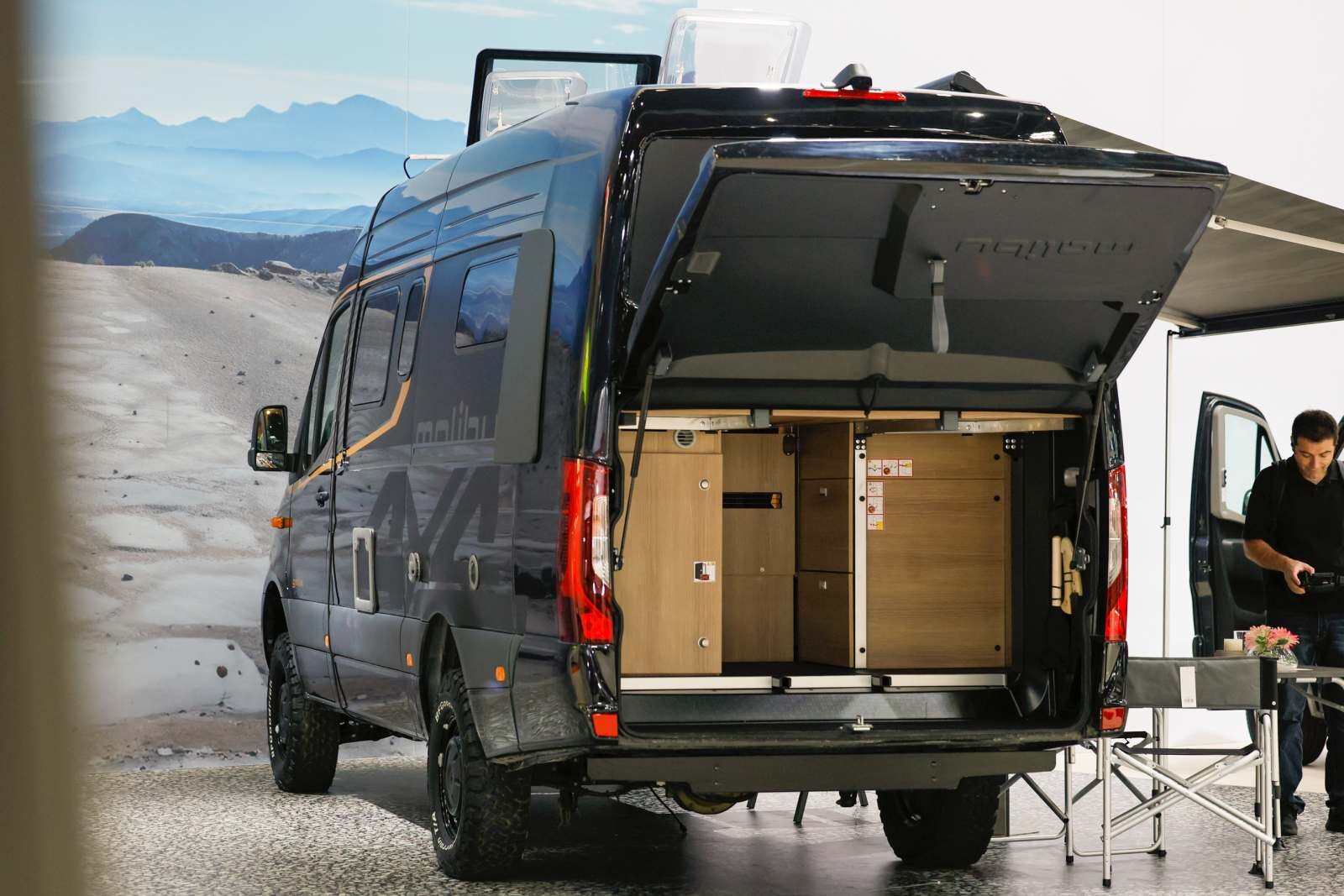 Malibu révolutionne l'habitabilité du Sprinter en le dotant d'une extension arrière de 50 cm, conçue en polyester renforcé fibre de verre (PRV) elle intègre les feux arrière d'origine ainsi qu'un hayon, rarissime sur un fourgon. Photo © Messe Düsseldorf / ctillmann