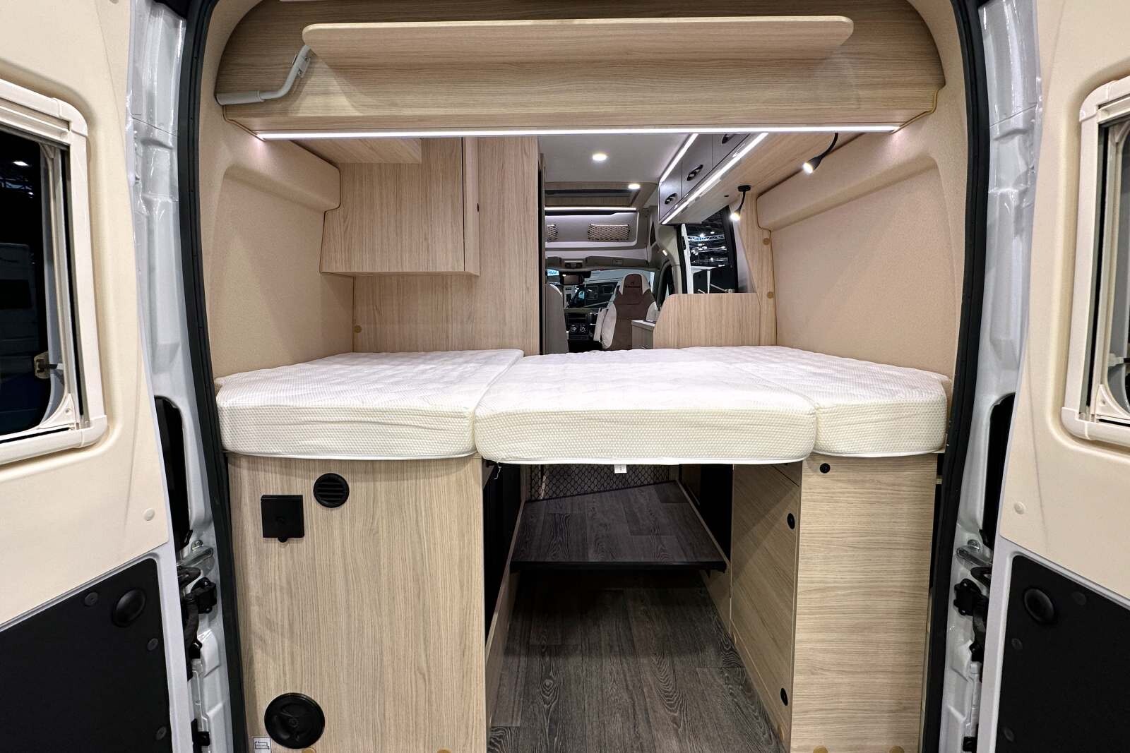 Randger R540 - Son petit gabarit implique un biseautage important du lit en pied : 107 cm. Le couchage transversal arrière affiche 132,5 cm de largeur aux épaules et 194 cm de long.