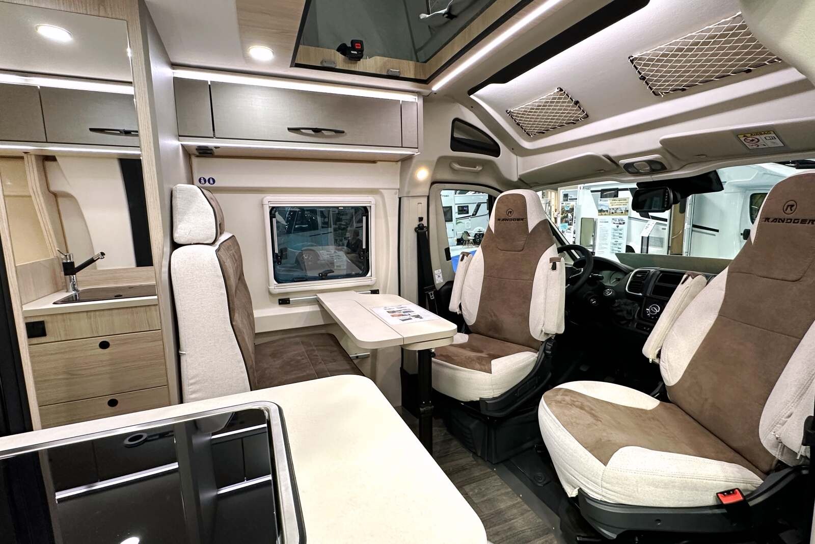 Randger R540 - Compact mais apte à recevoir 4 personnes avec ses 4 places carte grises et 4 places repas