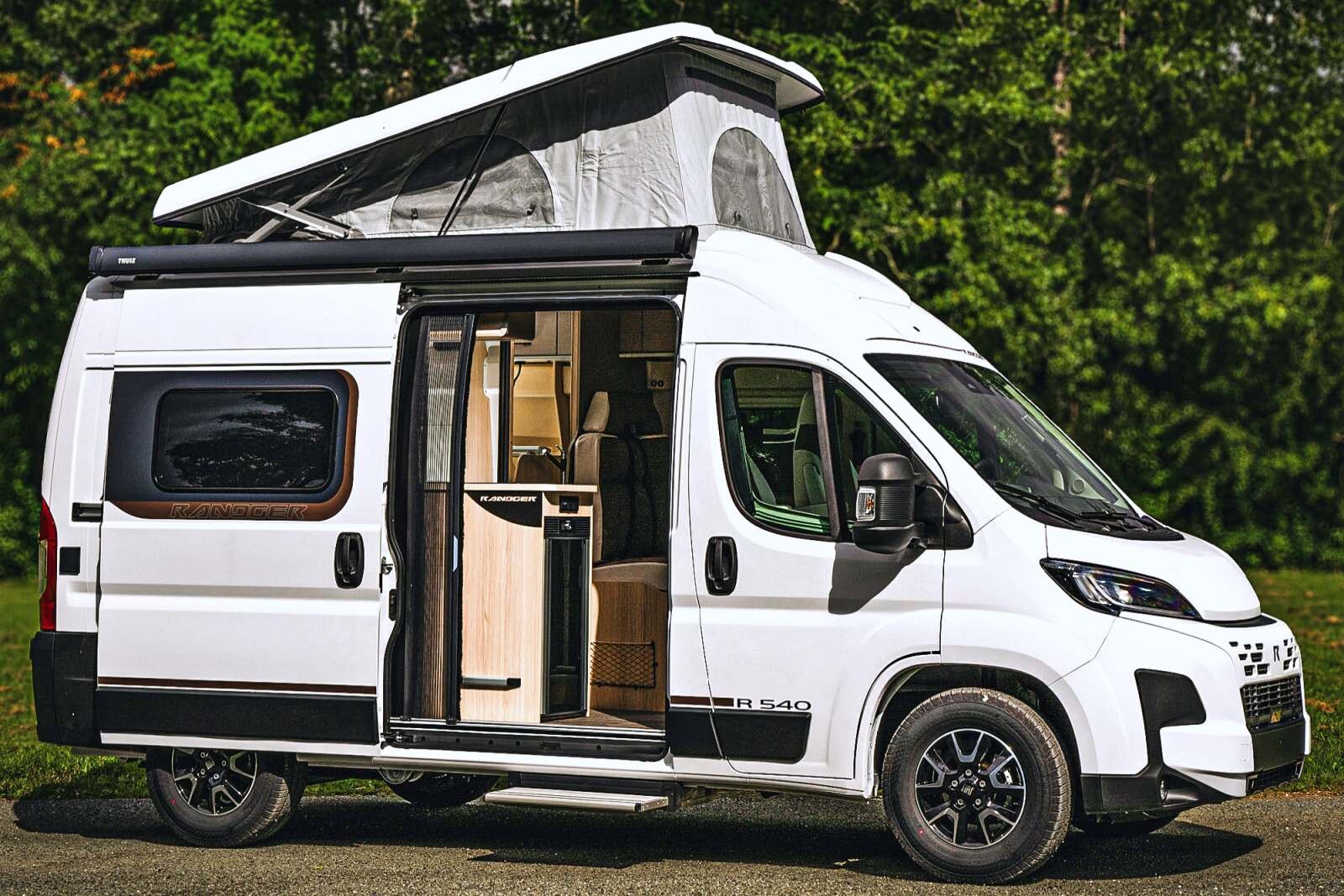 Randger R540 - Le marchepied électrique et la moustiquaire sont de série, le toit relevable et le le store extérieur sont en option