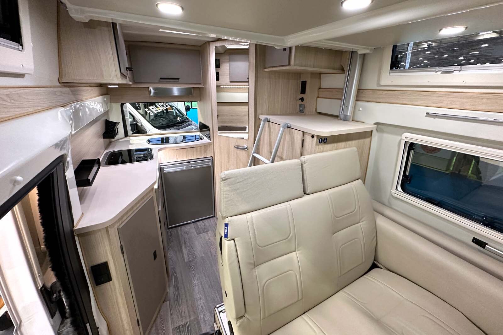 Randger R550 - Beaucoup d'espace dans ce fourgon de 5,48 m de long avec son lit escamotable en mezzanine