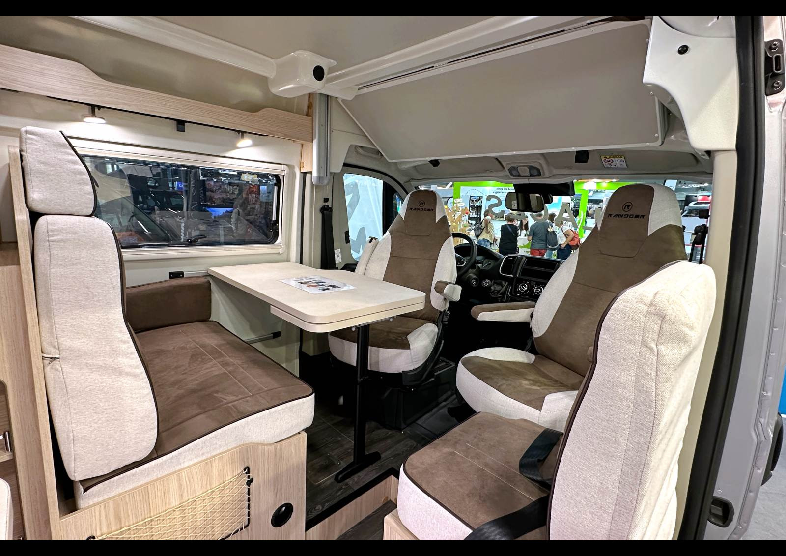 Randger R555 - Le sofa latéral possède un dossier amovible pour composer une place carte grise dos à la route ou un siège supplémentaire en dinette