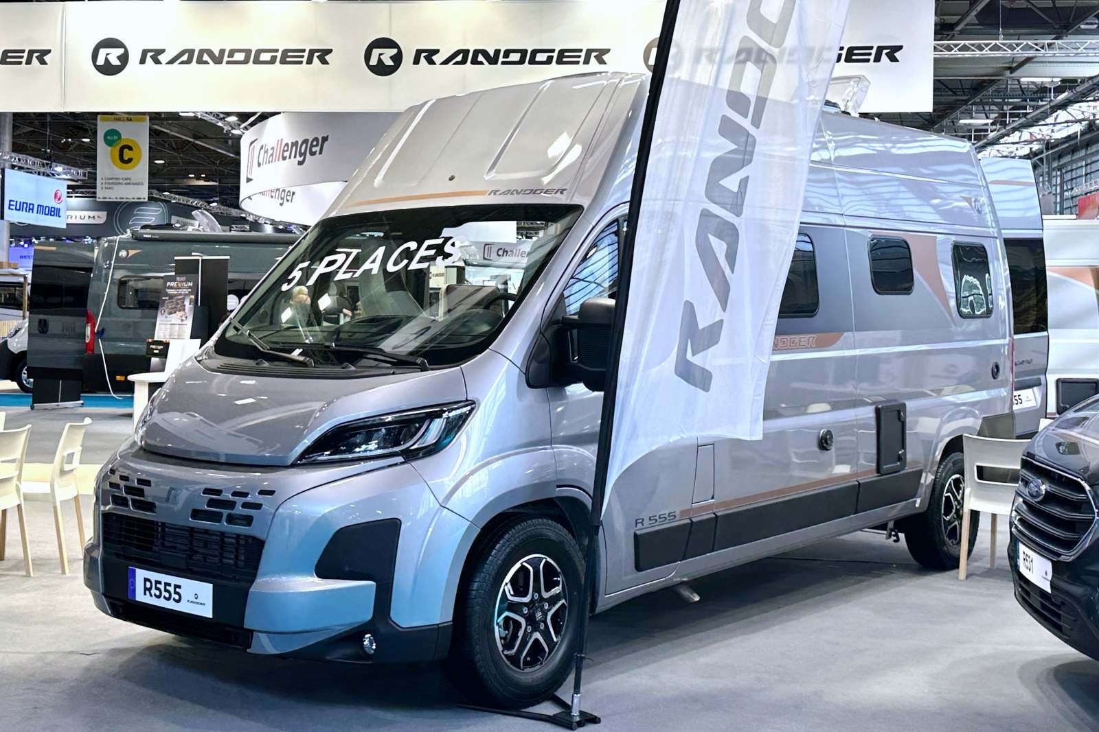 Randger R555 - Une longueur contenue de 5,99 m mais une hauteur H3 qui lui permet d’accueillir 5 personnes à l'étape et sur la route. La couleur de carrosserie gris métallisée est en option (840 €)