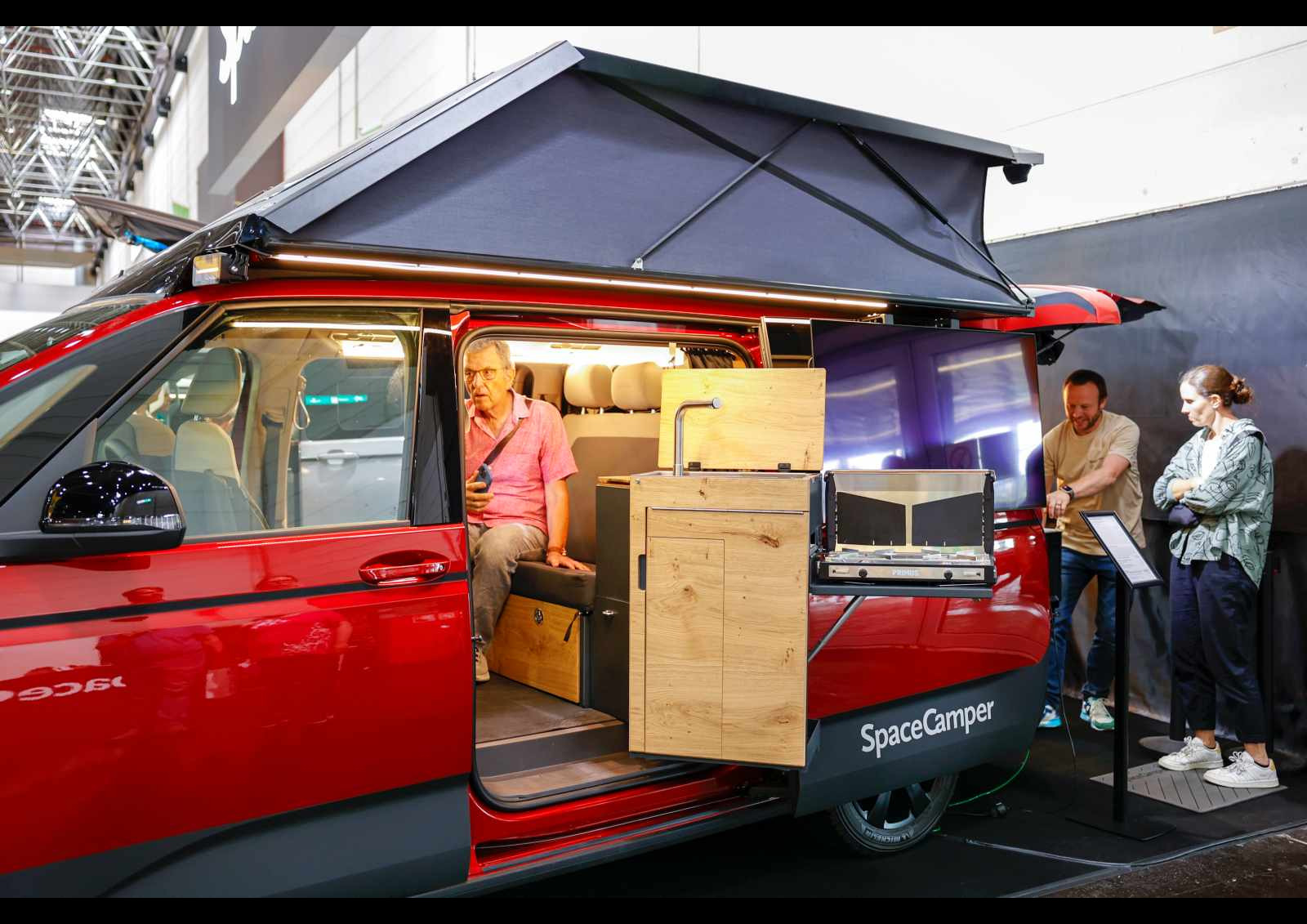 Spécialiste de l'aménagement de vans sur VW T6.1, SpaceCamper expose au Caravan Salon depuis 2006. L'innovation a toujours été un des moteurs de l'aménageur allemand. Son toit multifonctions d'un nouveau genre, en est encore la preuve cette année. Photo © Messe Düsseldorf / ctillmann