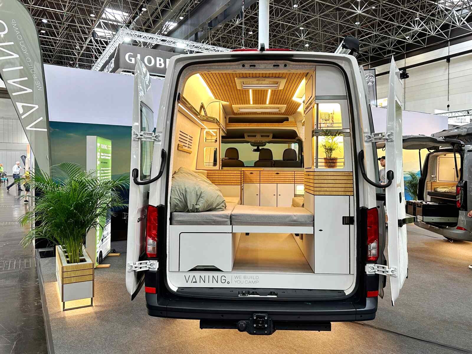 Vaning s'adresse aux nouveaux baroudeurs en quête d'un aménagement tendance et polyvalent, associé à un porteur de renom en transmission intégrale. En acceptant le parti pris d'un aménagement sans salle d'eau et sans accès intérieur aux sièges cabine, ce VW Crafter 4Motion 2 places répond à leurs attentes avec style !