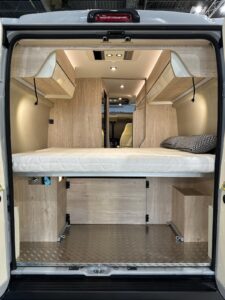 Bon point du nouveau Florium Black Pearl 59 LT : son lit transversal de bonne largeur (150 cm pour 195 cm de long) et sa soute en partie libérée des coffres techniques (pour bouteilles de gaz notamment).