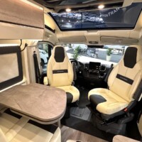 Le "skyview", de série, apporte un supplément de lumière au salon, déjà bien doté en éclairages directs et indirects.