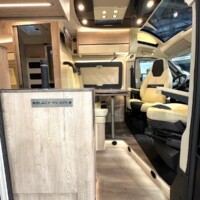 La signature Black Pearl est affichée dès l'entrée à bord.