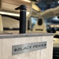 Petit détail intéressant : le robinet peut être orienté vers l'extérieur. Ainsi, plus besoin de rentrer pour se servir en eau.