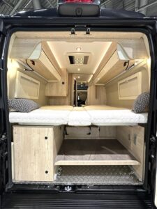 Le Florium Black Pearl 63 LJ donne accès à deux lits indépendants d'égales dimensions (200 x 80 cm) et à une profonde soute compartimentée.