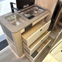 La cuisine reçoit un évier profond (mais pas très grand) et deux belles plaques de cuisson. Le plan de travail est fabriqué dans un matériau doux & mat, résistant aux rayures.