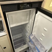 Réfrigérateur Dometic d'une capacité de 135 litres.