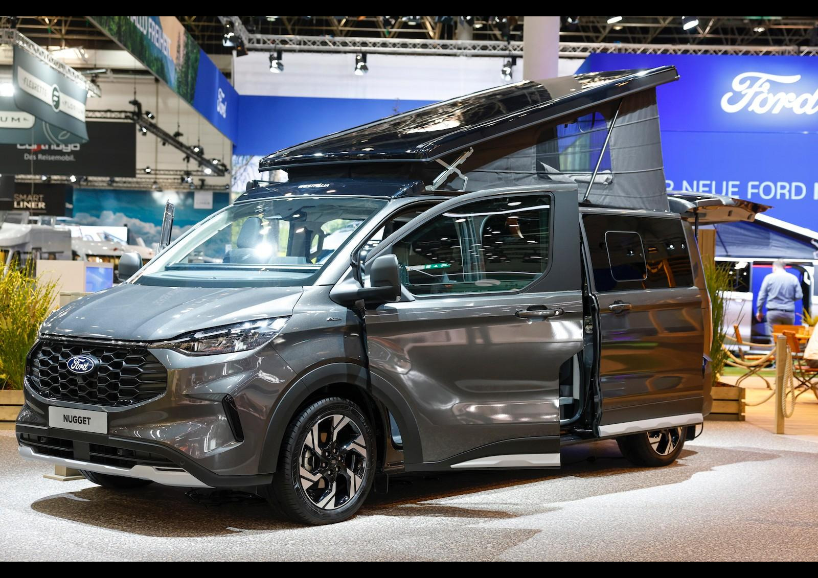 Ce Ford Nugget LWB s’allonge de 11 cm par rapport à l’ancien Nugget Plus (5,34m). Photo © Messe Düsseldorf / ctillmann