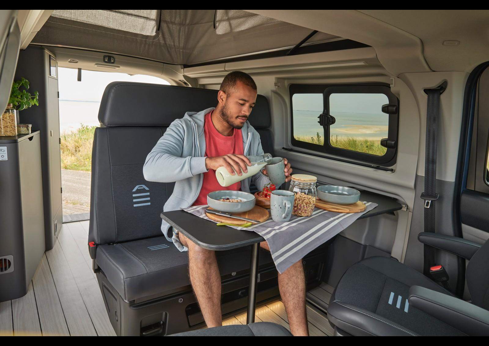 Moins lourde, la nouvelle banquette coulisse plus facilement que l'ancienne. Les manipulations pour la transformer en lit s'avèrent aussi plus aisées. Photo © Ford