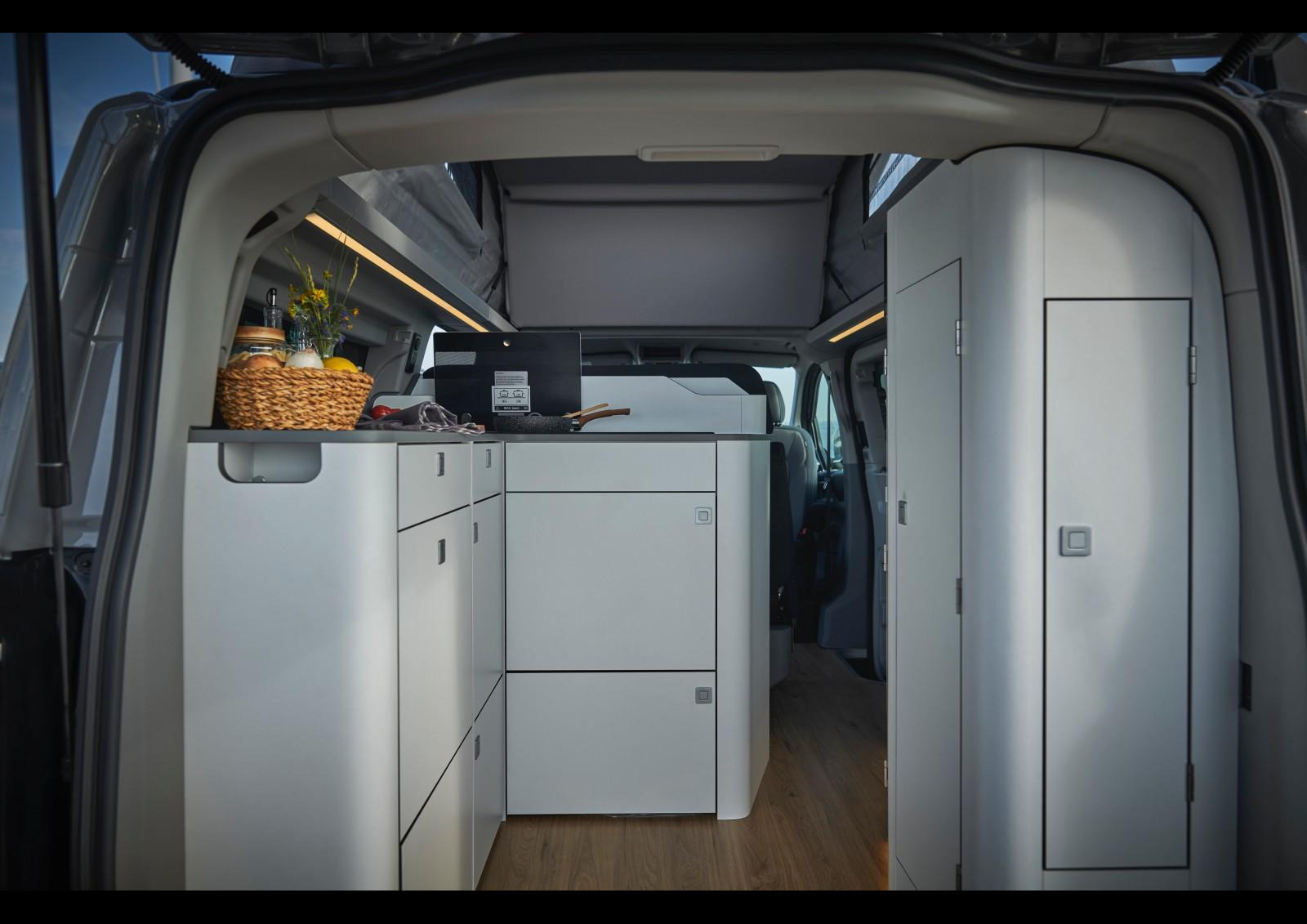 Cette version longue gagne en volume à l'arrière. Ce qui profite notamment au meuble cuisine (plan de travail, rangements). Photo © Ford