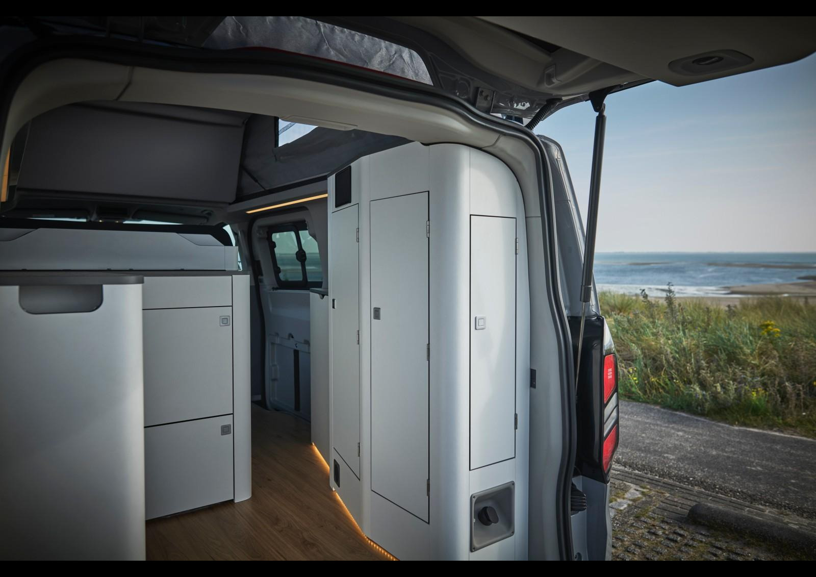 A l’extrémité arrière, un meuble en colonne vient remplacer l'ancien WC fixe. Un toilette portable reste néanmoins disponible en option. Photo © Ford