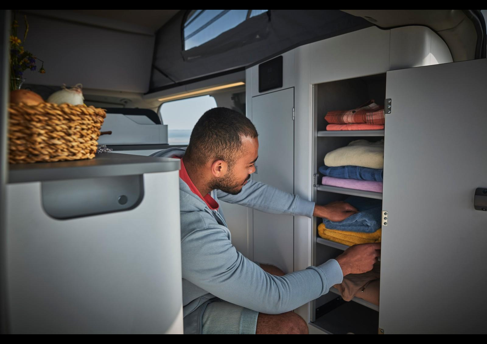 Le prolongement du meuble côté droit confère plus de rangement que sur l'ancien modèle. Photo © Ford
